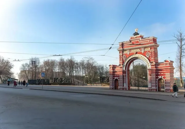 Экскурсия по Казани: трудовая доблесть и герои войны