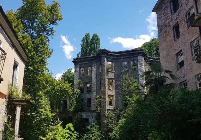 Насыщенный джиппинг в города-призраки Ткуарчал, Акармара и парк водопадов