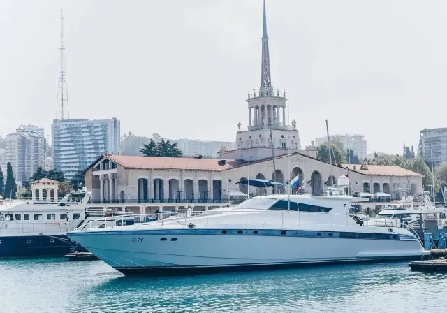 Аренда яхты премиум-класса Vela de Plata в Сочи: королевский отдых на воде