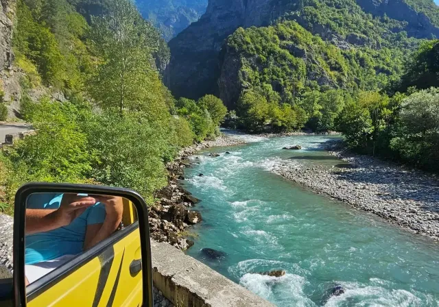 Джиппинг по Абхазии на Jeep Rubicon: Гегский водопад, Белые скалы и озеро Рица